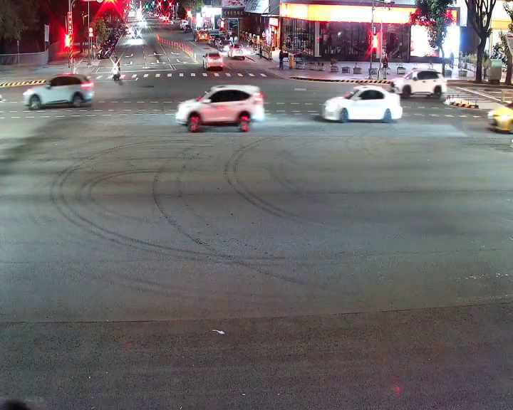 朝富路/臺灣大道(右側車流往市政路)