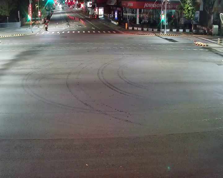 朝富路/臺灣大道(右側車流往市政路)