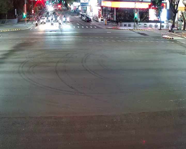 朝富路/臺灣大道(右側車流往市政路)