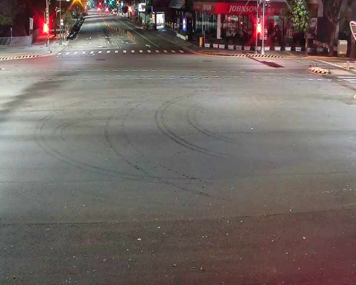 朝富路/臺灣大道(右側車流往市政路)