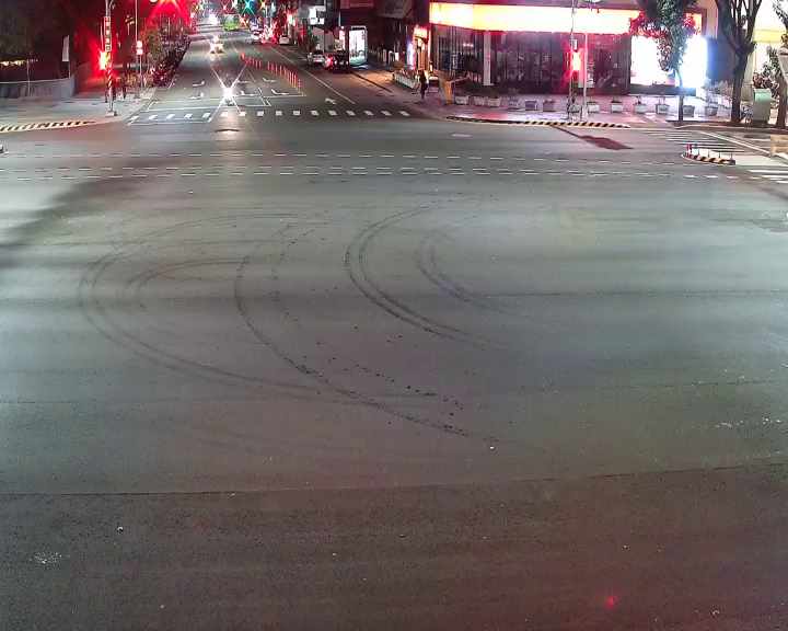 朝富路/臺灣大道(右側車流往市政路)