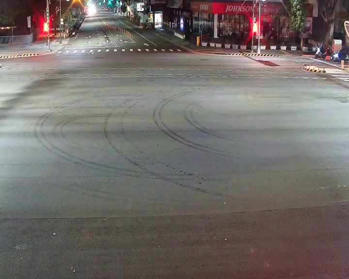 朝富路/臺灣大道(右側車流往市政路)