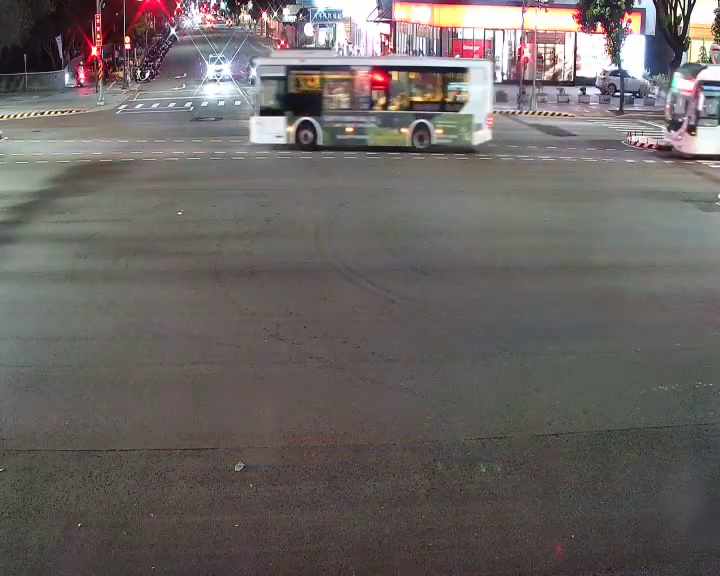朝富路/台灣大道(右側車流往市政路)