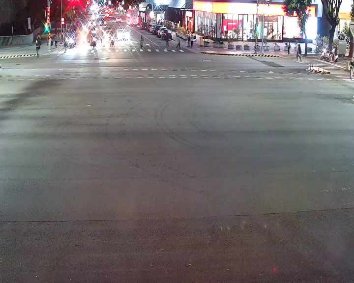 朝富路/台灣大道(右側車流往市政路)