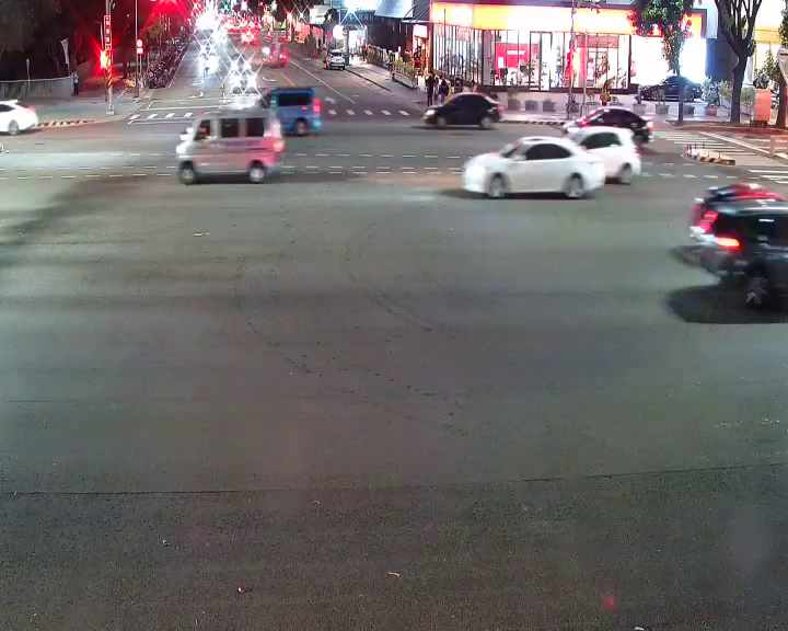 朝富路/台灣大道(右側車流往市政路)