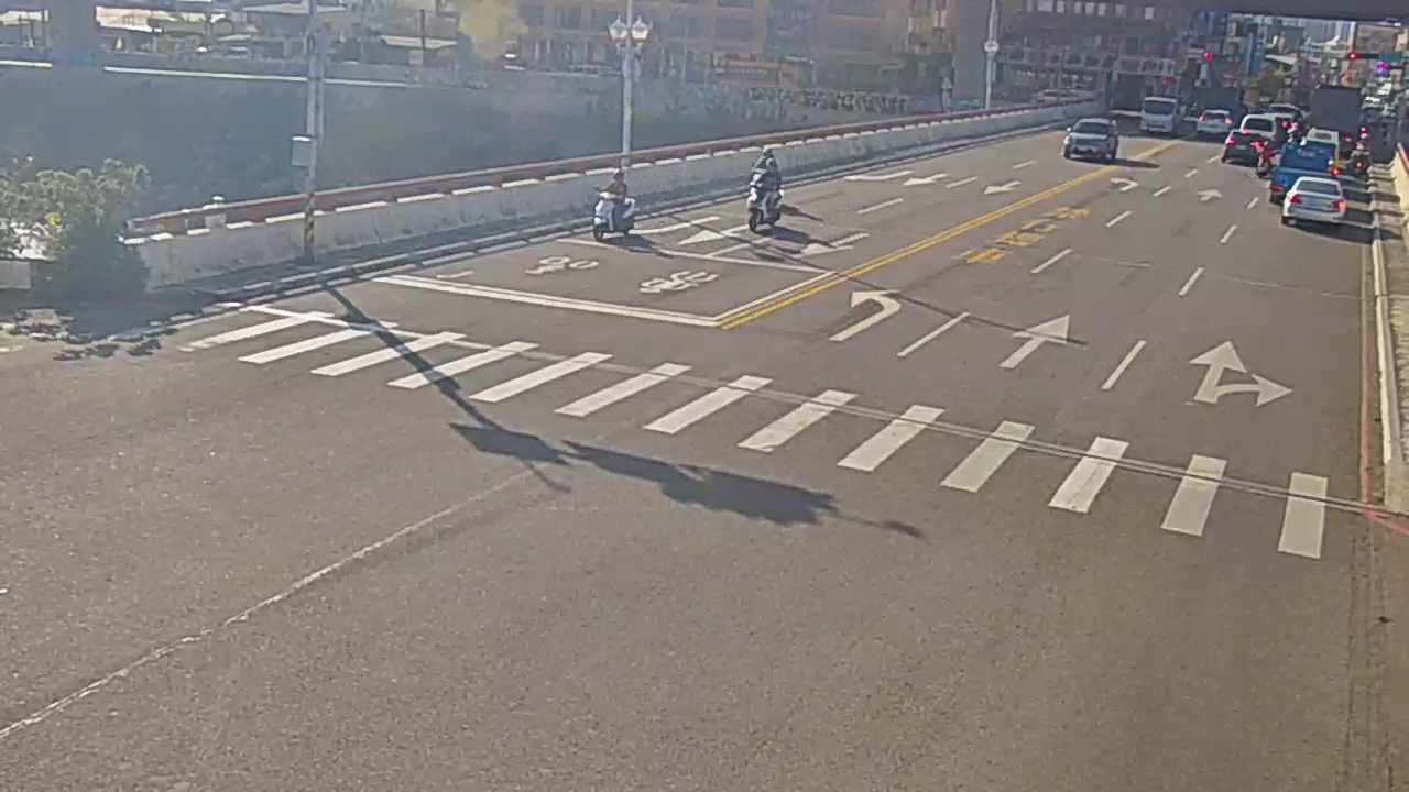 太平路/甲堤路(右側車流往環中東路)