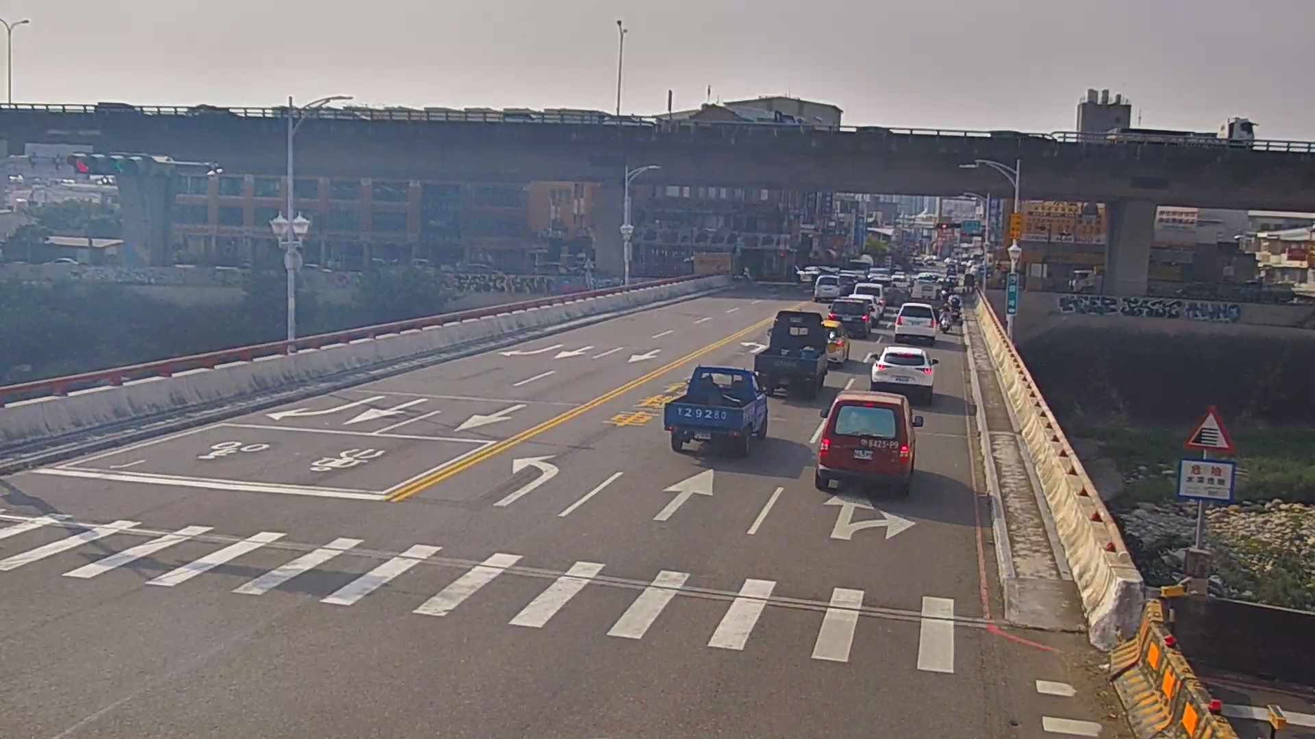 太平路/甲堤路(右側車流往環中東路)Taiping Rd./Jiati Rd.(Right side Traffic flow to Huanzhong E. Rd.)