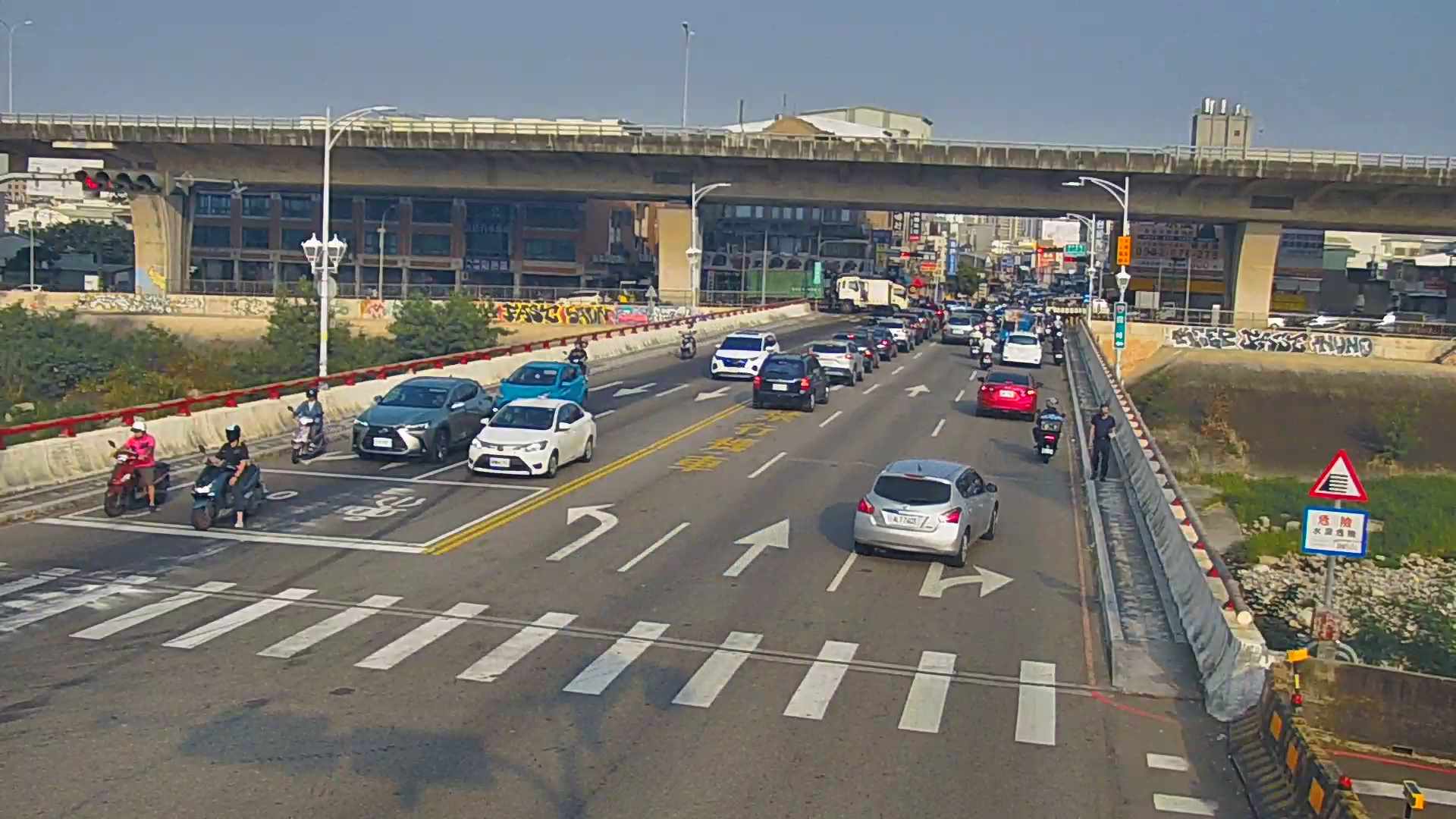 太平路/甲堤路(右側車流往環中東路)Taiping Rd./Jiati Rd.(Right side Traffic flow to Huanzhong E. Rd.)