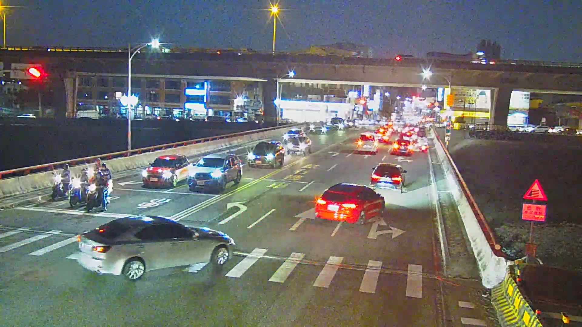 太平路/甲堤路(右側車流往環中東路)Taiping Rd./Jiati Rd.(Right side Traffic flow to Huanzhong E. Rd.)