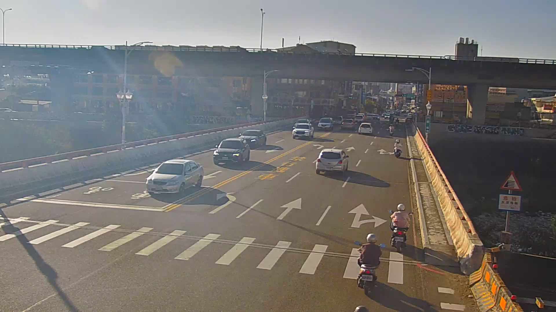 太平路/甲堤路(右側車流往環中東路)Taiping Rd./Jiati Rd.(Right side Traffic flow to Huanzhong E. Rd.)