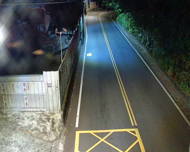 新社區中正街(右側車流往社寮角)