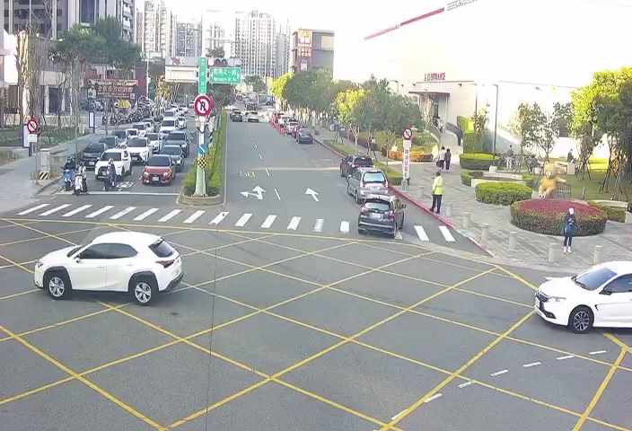 敦富路/南興北一街(右側車流往潭子)