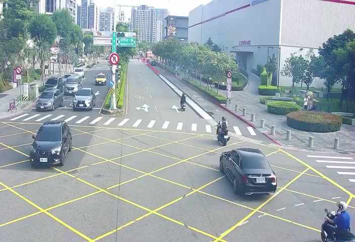 敦富路/南興北一街(右側車流往潭子)
