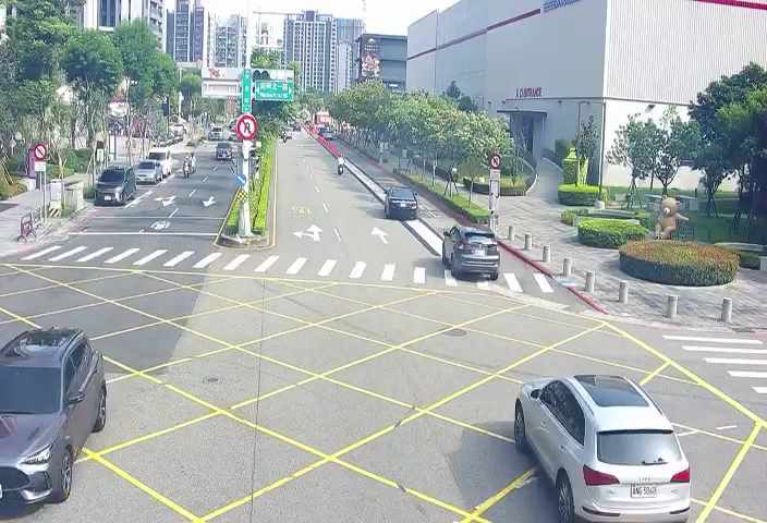 敦富路/南興北一街(右側車流往潭子)