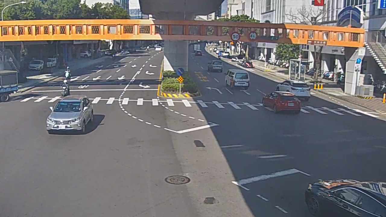 文心路/甘肅路(右側車流往河南路) Wenxin Rd./Gansu Rd. (Right side Traffic flow to Henan Rd.)