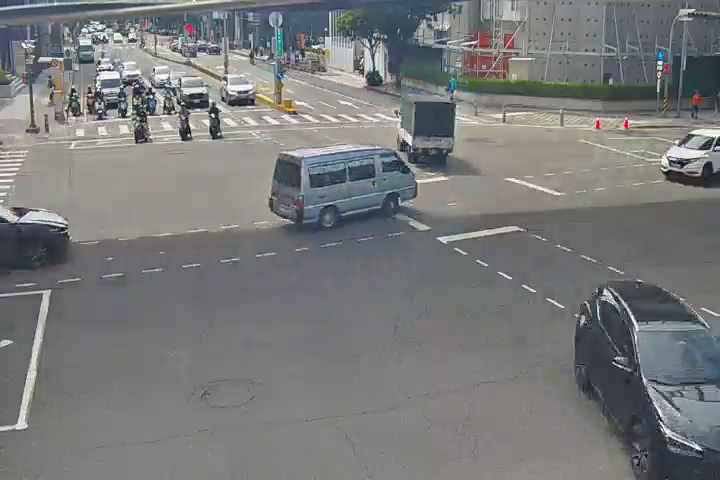 崇德路二段/文心路四段(右側車流往進化北路)