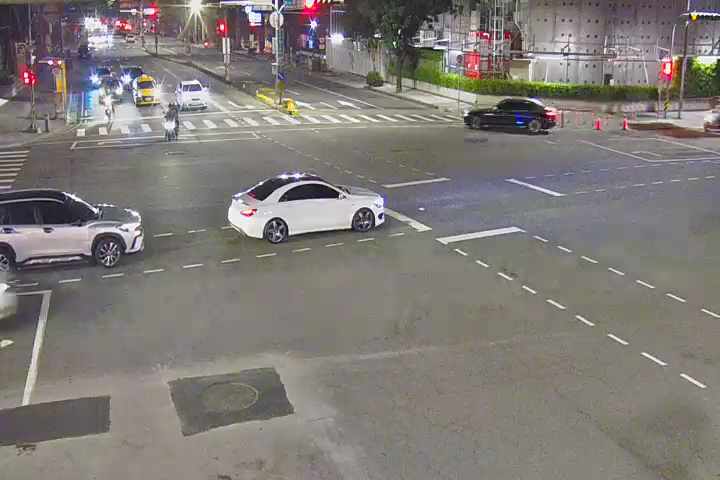 崇德路二段/文心路四段(右側車流往進化北路)