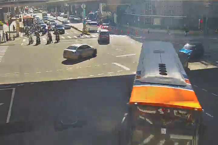 台中市北屯區崇德路二段/文心路四段(右側車流往進化北路)