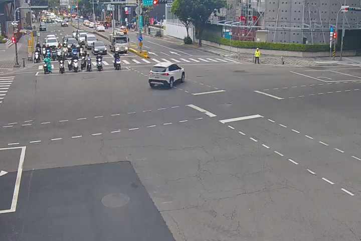 崇德路二段/文心路四段(右側車流往進化北路)