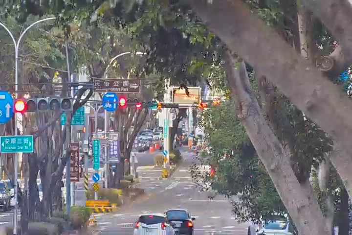 崇德路二段/文心路四段(右側車流往進化北路)