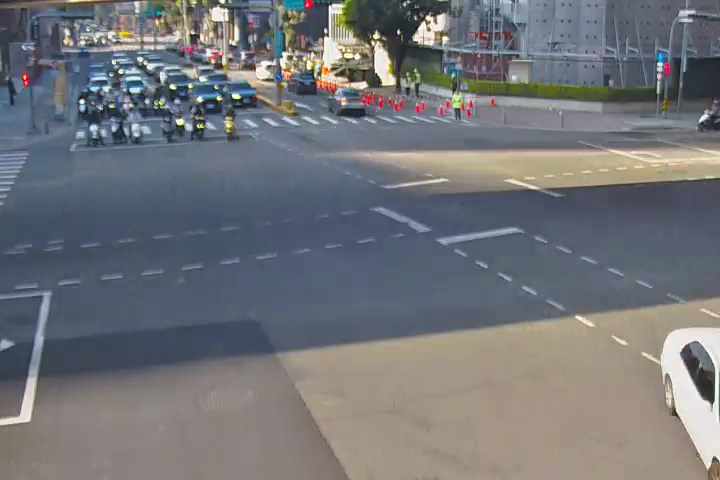 崇德路二段/文心路四段(右側車流往進化北路)