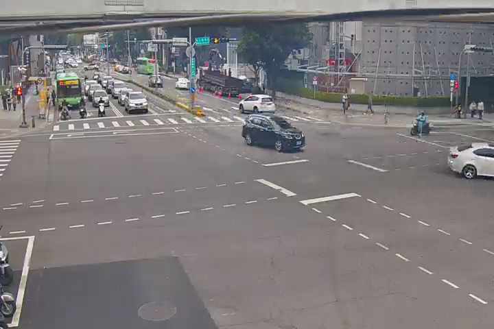 台中市北屯區崇德路二段/文心路四段(右側車流往進化北路)