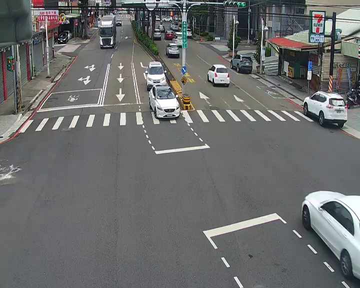 台中市道路 [06046]崇德路/豐樂路(右側車流往環中路),Chongde Rd/Fengle Rd (Right side Traffic flow to Huanzhong Rd) 距離702公尺