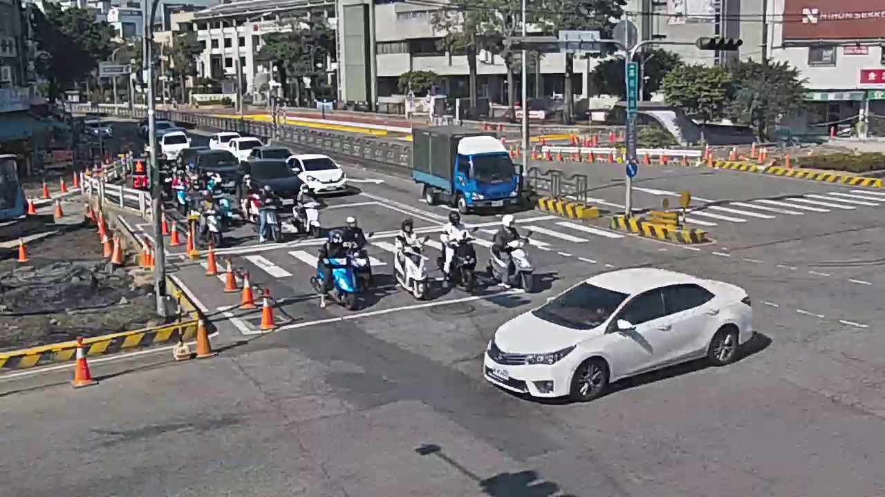 台中市道路 [06151]北屯路/進化北路(右側車流往文心路),Beitun Rd./ Jinhua N. Rd.(Right side Traffic flow to Wenxin Rd.) 氣溫27.9℃