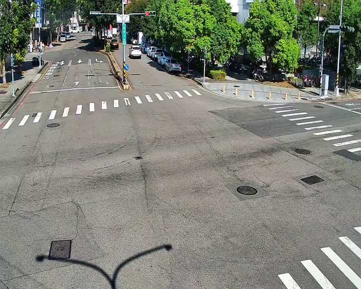 經貿七路/中平路(右側車流往中清路)
