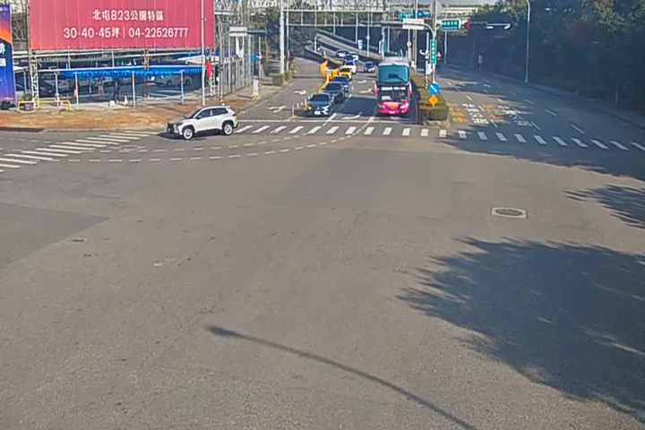 高鐵東路/高鐵五路(右側車流往台74)